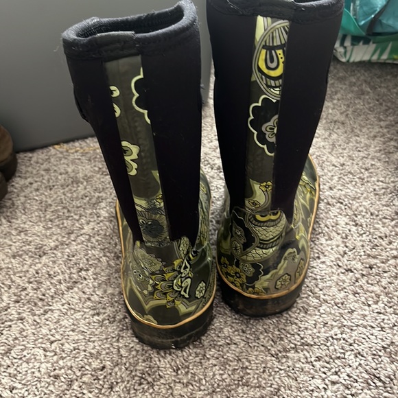 Perhaps the most comfortable rain boots I’ve ever had. Super easy to pull on. - Picture 3 of 7